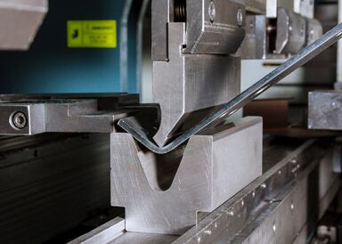 Ein Metallteil wird bei F&K Metall durch moderne Umformtechnik geformt, um exakte Maße und hochwertige Bauteile zu erzielen.