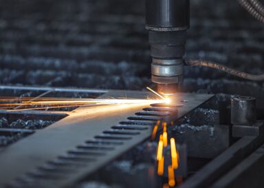 Ein Laser schneidet Metallbleche bei F&K Metall präzise und sauber für passgenaue Bauteile.
