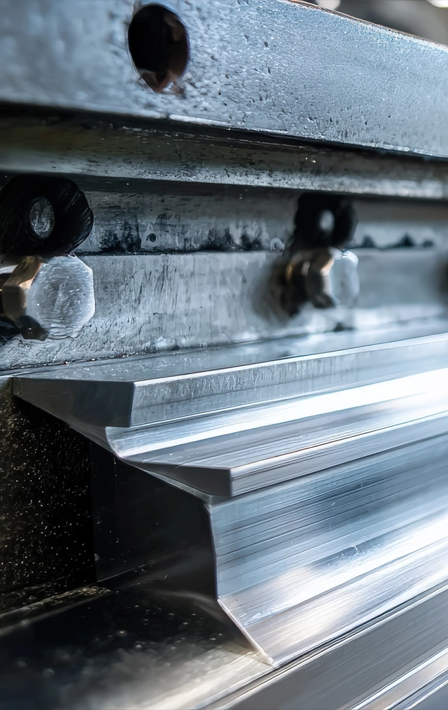 Ein Metallblech wird bei F&amp;K Metall sorgfältig gekantet, um exakte Winkel und hochwertige Oberflächen zu erzielen.