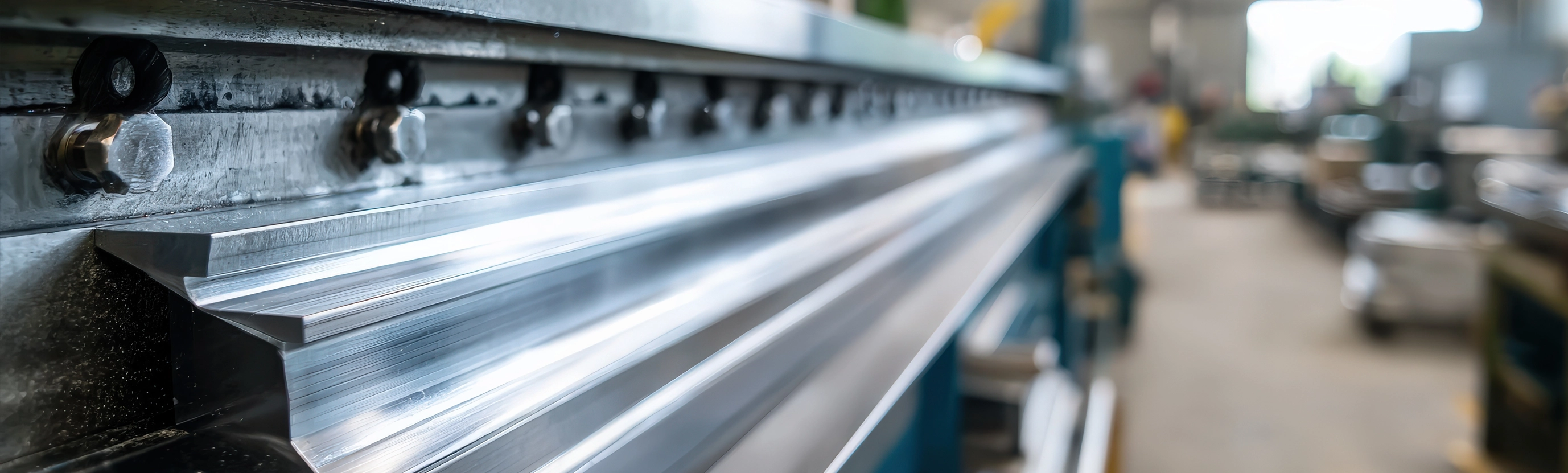 Hochpräzise Kantenbearbeitung – für perfekte Passform und Qualität bei F&amp;K Metall.